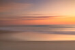 Farbenfroher Sonnenuntergang am Meer, Aufnahme mit absichtlicher Kamerabwegung (ICM)