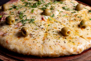 Wall Mural - pizza clasica de queso muzzarella con aceitunas