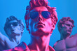 Mann mit Sonnenbrille im Vaporwave oder Synthwave Stil - Pink mit blauem Hintergrund