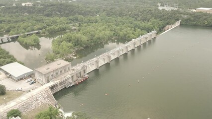 Poster - Drone footage over city buildings by a river with boats and trees in Austin city, Texas