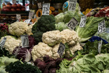 Fototapeta Kuchnia - Stragan na placu targowym z warzywami. Ogórki, kalafior, brokuł, sałata.