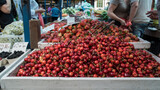 Fototapeta Fototapety do kuchni - Stragan z owocami na placu targowym. Truskawki, czereśnie.