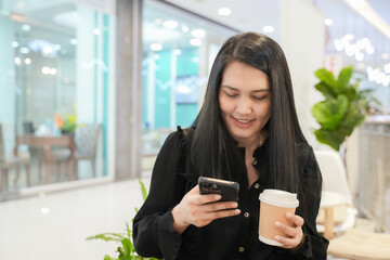 Canvas Print - Business people holding coffee cup and smartphone