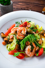 Canvas Print - Diet salad of shrimp, mussels, cherry tomatoes oranges, grapefruits, capers, lettuce and arugula.