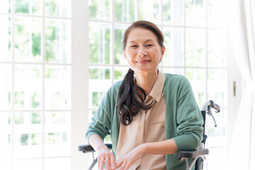 Poster - 家で車椅子に乗っているシニア女性（介護・福祉）