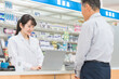© buritora - 薬局でノートパソコンを使いながら相談を受ける薬剤師・調剤師（レセコン・レセプトコンピュータ）