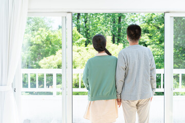 Canvas Print - 新緑とシニア夫婦の後ろ姿