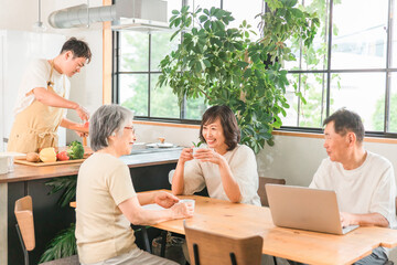 Poster - 料理をする男性と会話をする家族（二世帯住宅・三世代家族・シニア・夫婦）
