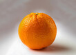 Frische, saftige Orange auf hellem Hintergrund – Nahaufnahme