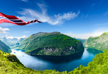 Wall Mural - Geirangerfjord mit Norwgischer Flagge