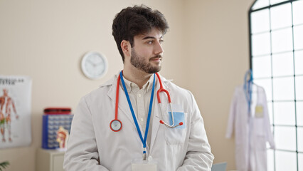 Poster - Young hispanic man doctor wearing stethoscope at clinic