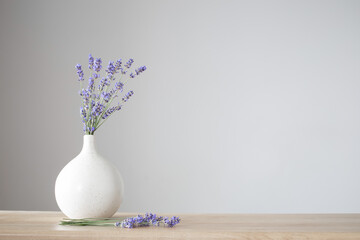 Canvas Print - lavender flowers in ceramic vase on gray background