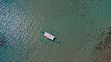 Fototapeta  - Łódź na tle turkusowej wody, piękna rajska wyspa, niesamowity letni krajobraz z plażą i palmami, ujęcie z drona.