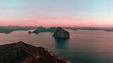 Fototapeta  - Piękny zachód słońca, kolorystyka różowo pomarańczowa, tropikalne wyspy i ocean.
