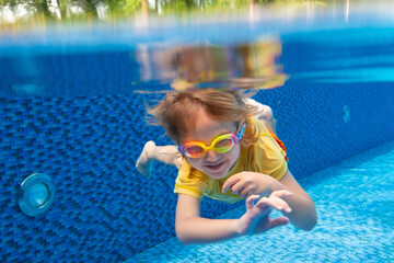 Wall Mural - Child underwater in swimming pool. Kids swim.