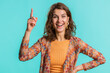 © Andrii Iemelianenko - Eureka. Inspired young woman pointing finger up with open mouth, having good idea plan startup, showing inspiration motivation gesture, problem solution. Pretty girl isolated on blue background
