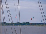 Fototapeta  - Kitesurfen bei Wiek im Windland auf Rügen
