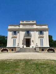 Canvas Print - Pavillon de chasse du jardin de Bagatelle à Paris