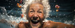 Wasserwelten: Eine ältere Frau taucht ab und schwimmt im öffentlichen Schwimmbad