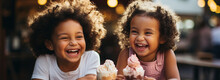 Sommerliches Vergnügen: Zwei Glückliche Kinder Genießen Eiscreme Zusammen