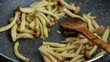 groupe de champignons bruns bunas Himeji cuisant dans une poêle	