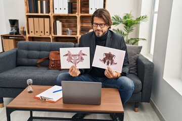 Canvas Print - Middle age man psychologist having online rorschach test at psychology clinic