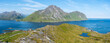 Panorama d'un littoral en Norvège face aux montagnes des îles Lofoten