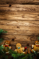 Canvas Print - Christmas food. Gingerbread man cookies in Christmas setting. Xmas dessert