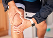 © Theron/peopleimages.com - Fitness, injury closeup or hands on knee pain at gym after exercising, body training accident in workout. Emergency, broken bone or injured person suffering from muscle tendon after legs exercise