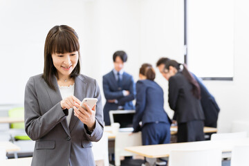 Sticker - オフィス・会議室でスマホを使うビジネスウーマン・女性（30代・40代）
