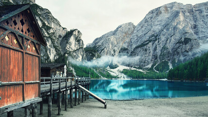 Wall Mural - Bootshaus am Bergsee in den Alpen