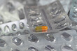 Leere Medikamentenverpackungen symbolisch für Medikamentenmangel