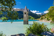 Versunkener Kirchturm Von Graun Im Reschensee In Südtirol, Italien