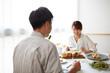 © amanaimages - 食事をする男女