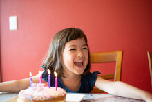 バースデーケーキの前で笑っている女の子