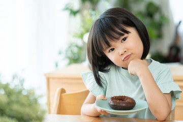 Wall Mural - チョコレートドーナツを食べる子供