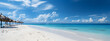 Wunderschöner Strand mit Liegen am Meer mit Palmen und türkisfarbenem Wasser, Generative Ai