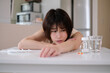 © monzenmachi - 体調不良の若い女性