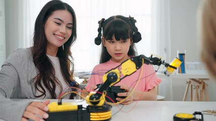 smart primary students grouping to learning robot free electives with female teacher in classroom. c
