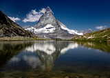 Fototapeta Do przedpokoju - Das Materhorn (4478 m ü. M.) am Riffelsee in der Schweiz, wo er an der Wasseroberfläche gespiegelt wird. Es ist einer der höchsten Berge der Alpen einer der bekanntesten Berge der Welt.