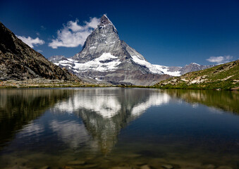 das materhorn (4478 m ü. m.) am riffelsee in der schweiz, wo er an der wasseroberfläche gespiegelt w