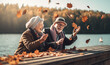 lachende Senioren werfen mit bunten Laub im Herbst