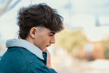 Retrato de apuesto adolescente con corte de cabello a la moda