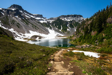 Sticker - The trail with a background of Table Mountain, volcanic rock rising toward the sky and below, serene Upper Bagley Lake 