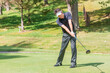 © buritora - ゴルフ場でゴルフをするゴルファーの男性