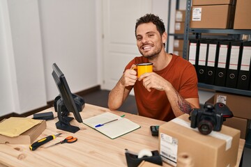 Poster - Young hispanic man ecommerce business worker drinking coffee at office