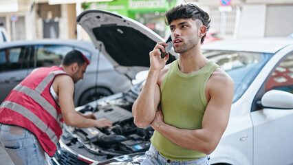 Sticker - Two men talking on smartphone with insurance for car breakdown at street