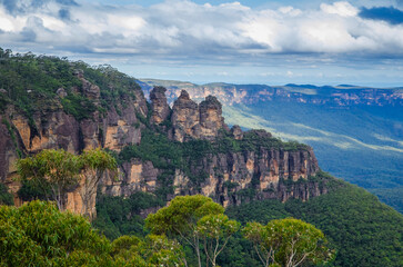 Image of the Three Sisters rock formation in the Blue Mountains