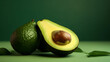 Aufgeschnittene Avocado, frisch auf grünem Hintergrund