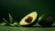 Aufgeschnittene Avocado, frisch auf grünem Hintergrund